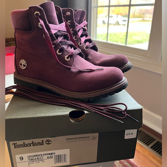 Women’s Burgundy velvet Timberland boots. - Picture 3 of 11